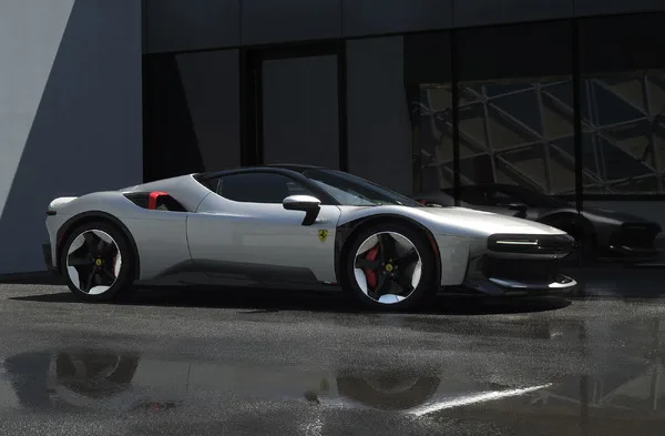 フェラーリがSF90ベースのワンオフモデルCZ26を発表、328km/hのPHEV