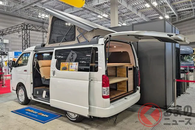 トヨタ ハイエースが“2階建て”5人乗りに！ 大人4人就寝可能な贅沢キャンパー「雅-Quint」実車公開