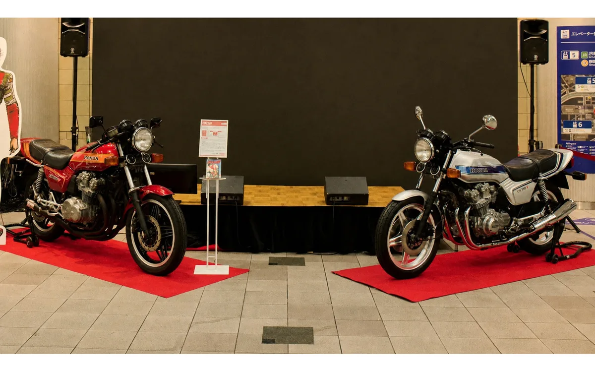 バイク王が初出展!しげの秀一『バリバリ伝説』のCB750Fが2台も並ぶグッドスマイルミーティング