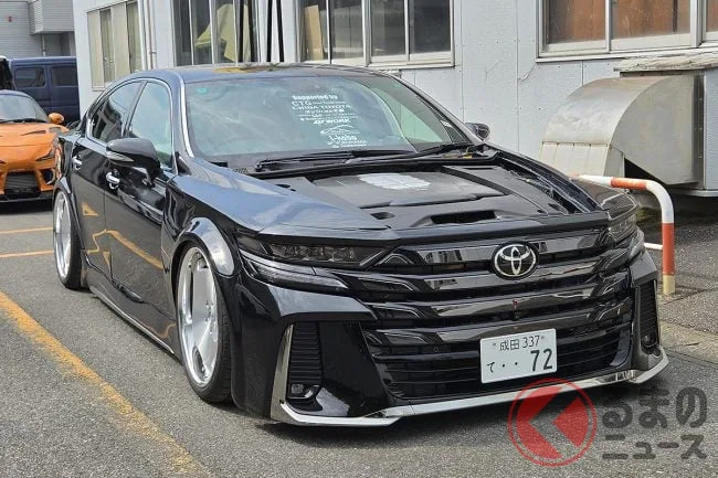 全長5m超え！ヴェルファイア顔のセダンが富士スピードウェイに登場
