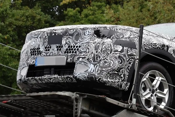 ノイエクラッセ顔に刷新！BMW X2改良新型を世界初スクープ