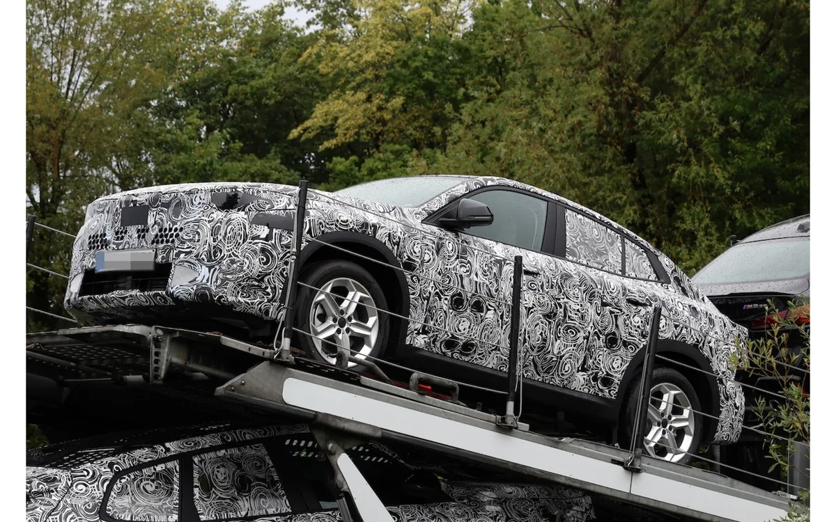 ノイエクラッセ顔に刷新！BMW X2改良新型を世界初スクープ