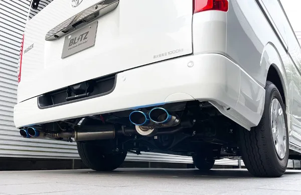 ハイエースが4本出しに！ブリッツ「ニュルスペック・カスタムエディション」車検対応