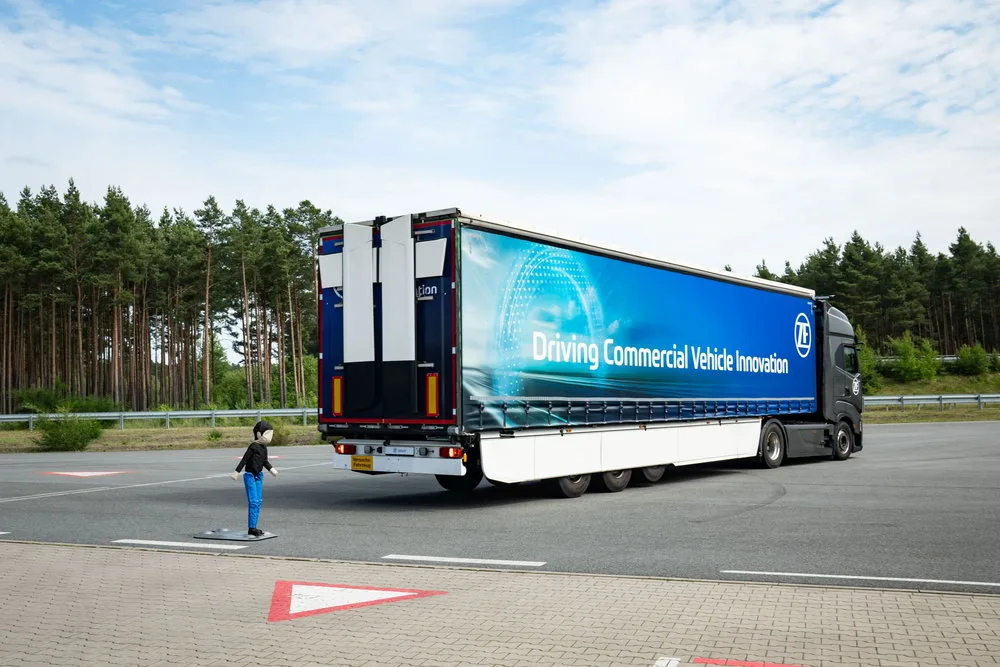 ZFがIAA2026で公開した衝撃の安全技術、トレーラまでADASで守る360度システム