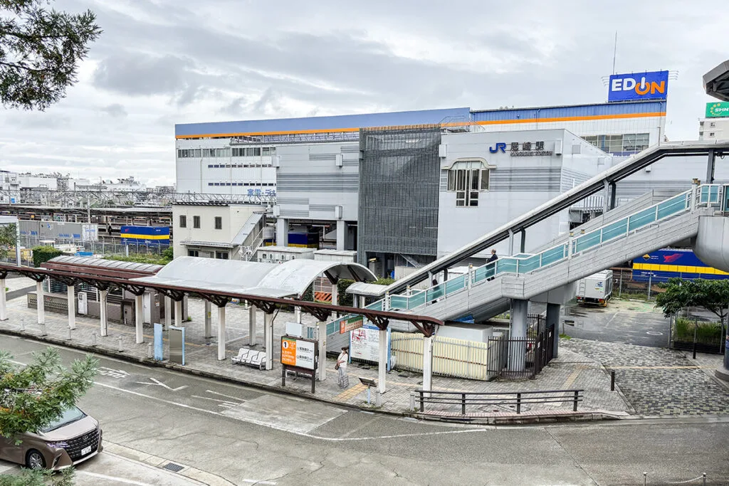 同じ「尼崎駅」なのに歩いて30分!JRと阪神を結ぶバス路線の実力