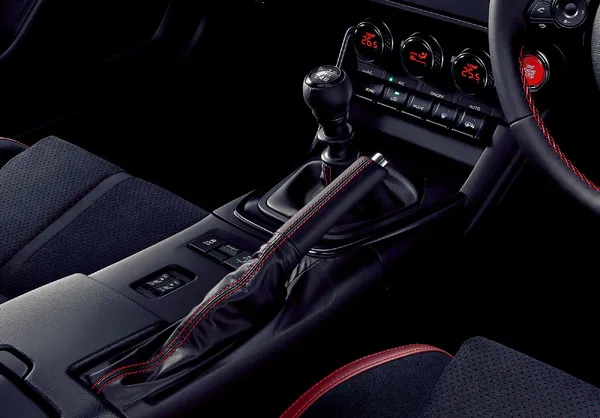 スバルBRZが大幅改良！MT車に初の三眼アイサイト＆新シフトレバーで走りが進化
