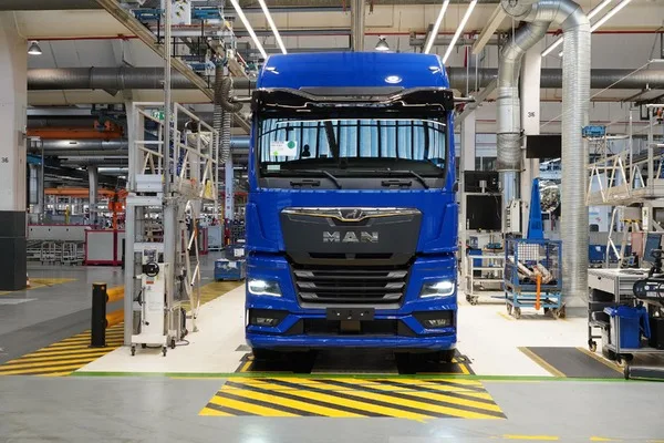 MAN eTruck、欧州初のメガワット充電量産車を出荷 30分以内の充電で長距離輸送を実現