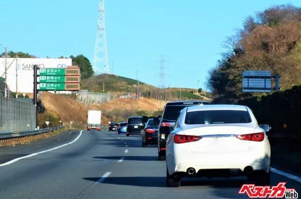 お盆渋滞、追い越し車線と左車線どっちが速い? 頻繁な車線変更は逆効果の真相