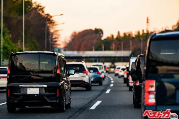 お盆渋滞、追い越し車線と左車線どっちが速い？ 頻繁な車線変更は逆効果の真相