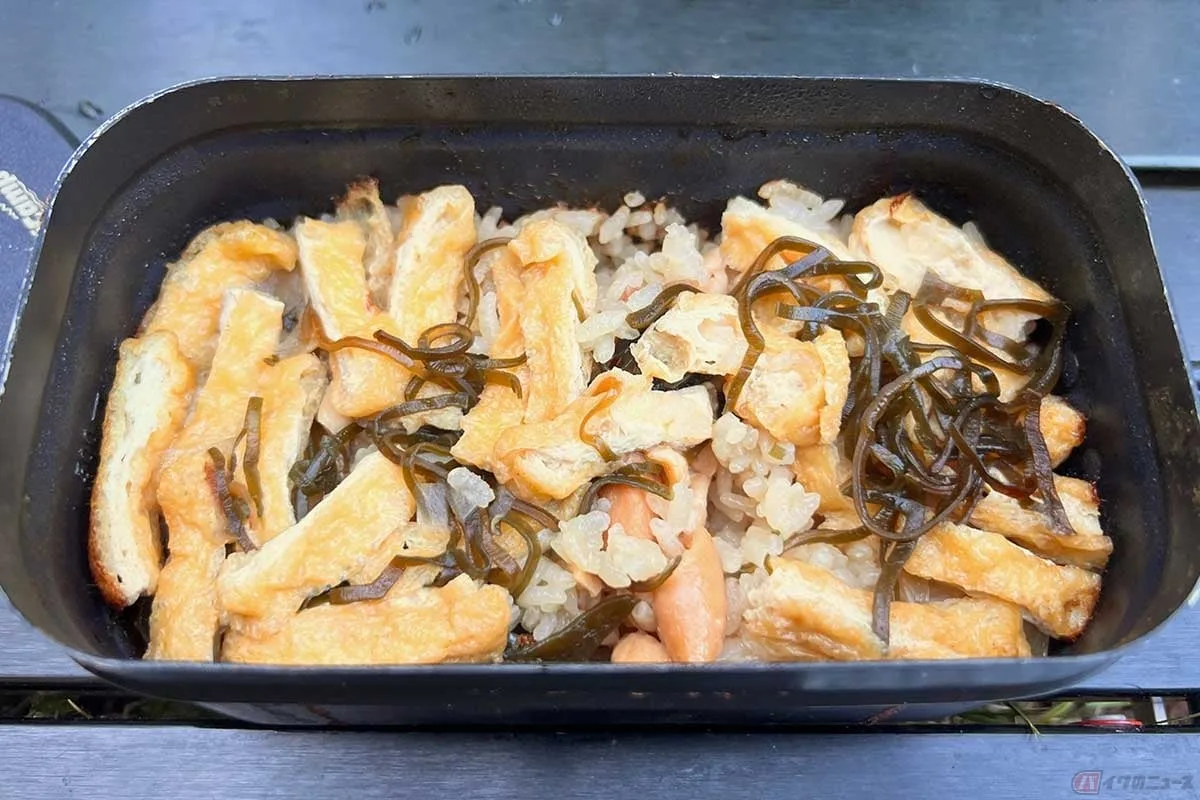 焼きとり缶まるごと投入!メスティンで作る絶品炊き込みご飯【キャンプツーリング飯】