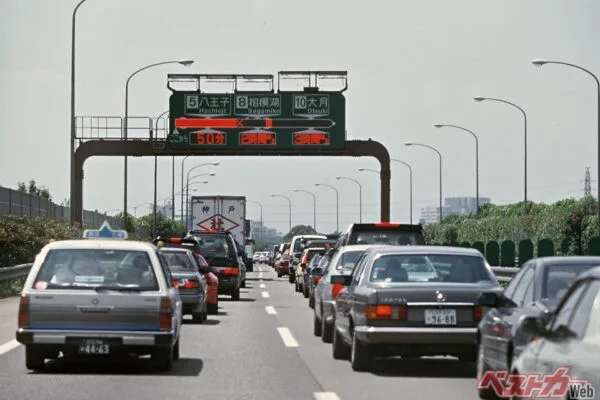 追い越し車線を低速で走り続けるクルマ、あなたは大丈夫？ プロが教える迷惑運転3選