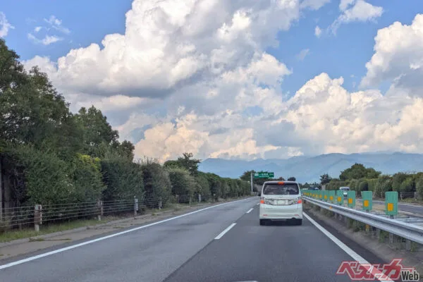 追い越し車線を低速で走り続けるクルマ、あなたは大丈夫？ プロが教える迷惑運転3選
