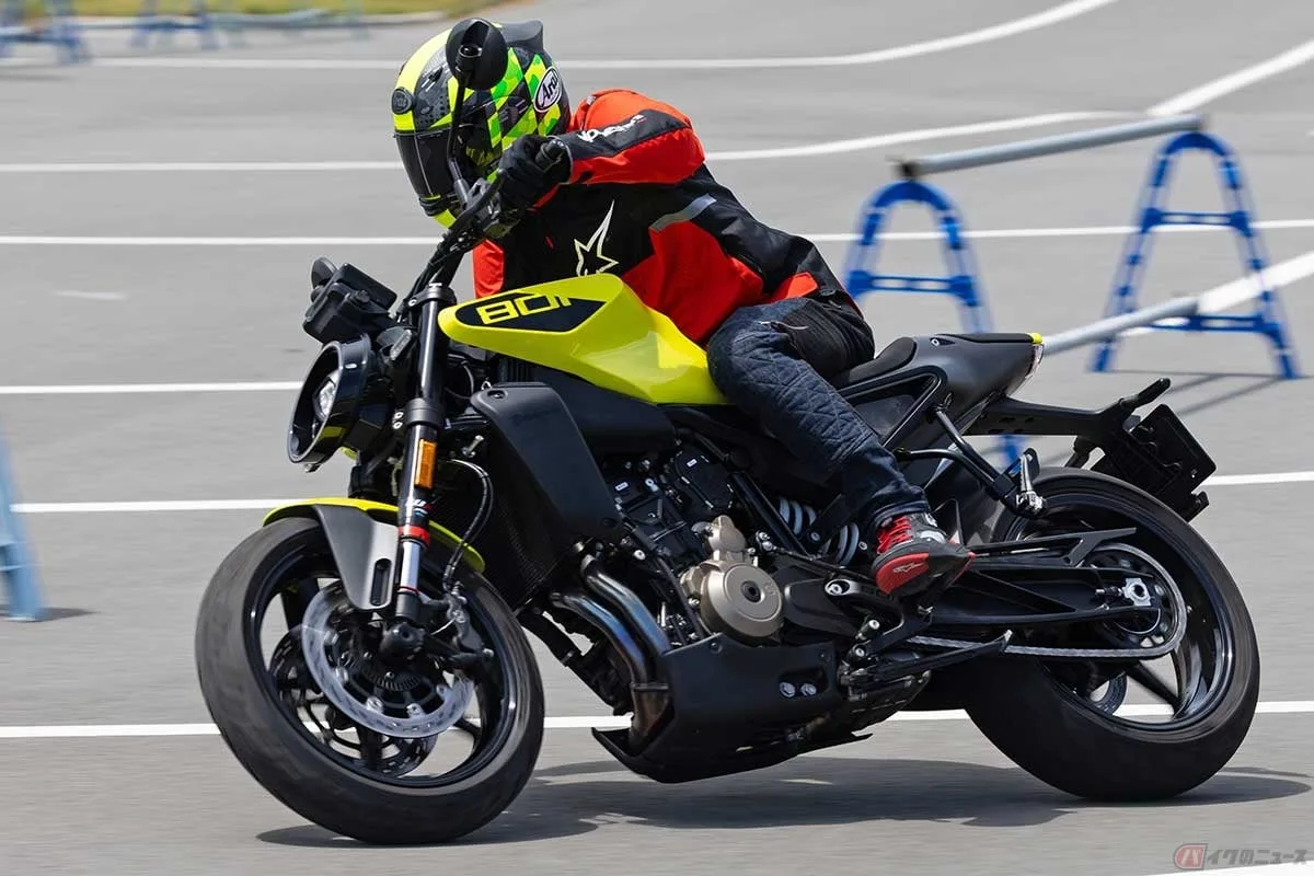 ハスクバーナ兄弟車を比較試乗！ヴィットピレン801とスヴァルトピレン801の走りの違い