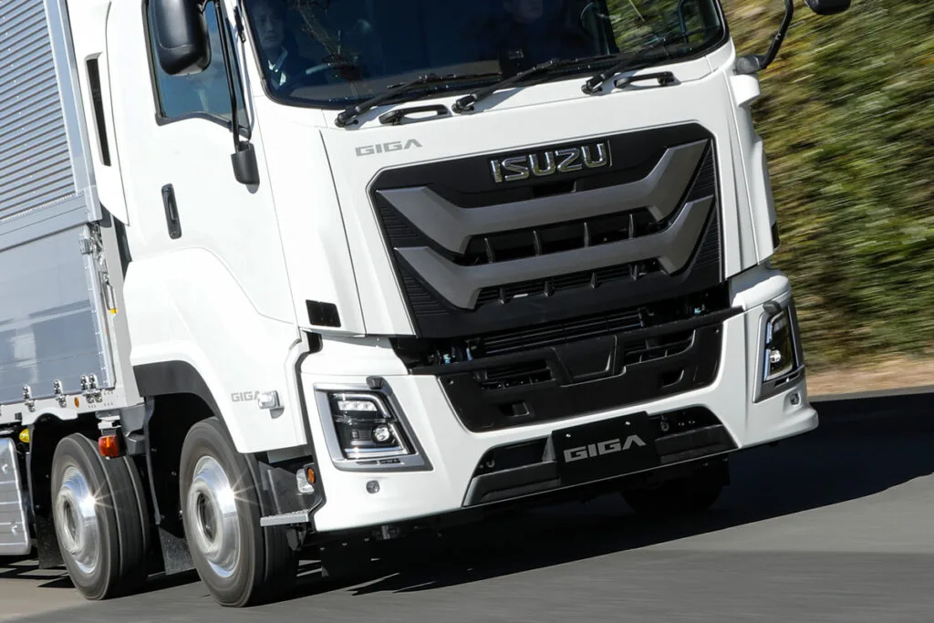 いすゞ新型ギガが遂にフェイスリフト！日本一売れる大型トラックの25型を徹底試乗