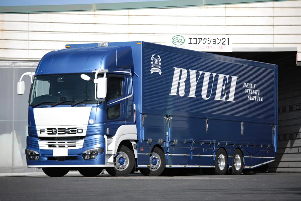 重機運搬車×ウイング車を合体! 三菱ふそうスーパーグレートベースの異色作「NEXTER煌」