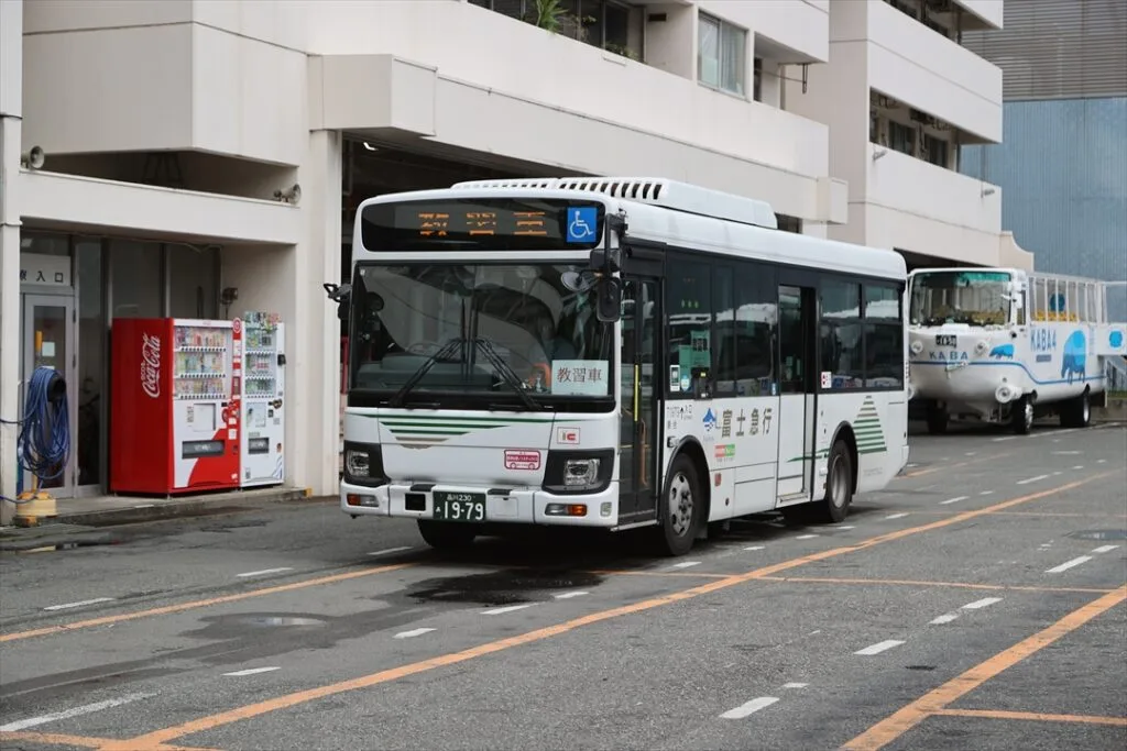 日野ポンチョで炎天下の洗車地獄!バス運転士が見学会で取材される側に