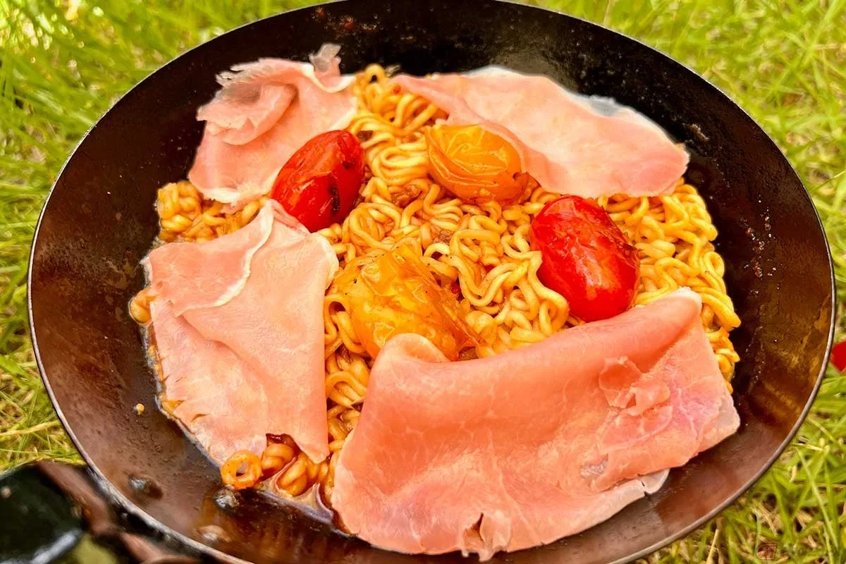 辛ラーメンをイタリアンに変身!キャンプツーリングで作るアラビアータ風アレンジ