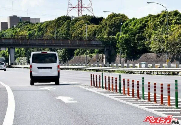 合流時のウインカー、右と左どっち?迷うドライバー必見の判断ポイント