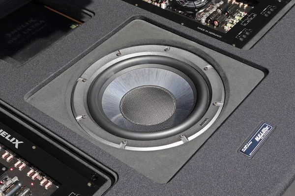 サブウーファーの音を前方から聴かせる秘策！低音チューニングの奥義