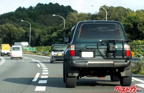 高速道路の右車線に居座る「追い越し車線ドライバー」は違反？ パッシングと右ウインカーの是非を徹底解説