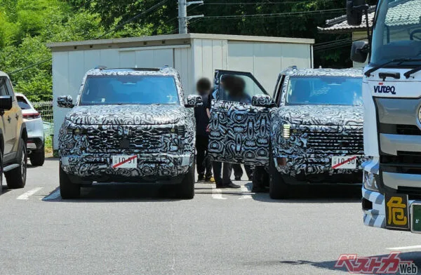 新型パジェロ、顔が2種類で登場か？横線グリルはスーパーエクシード、ハニカムはオフロード仕様と予想