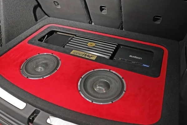 ラゲッジを開けたら別世界！MINIクロスオーバーのコンペ級カーオーディオシステム