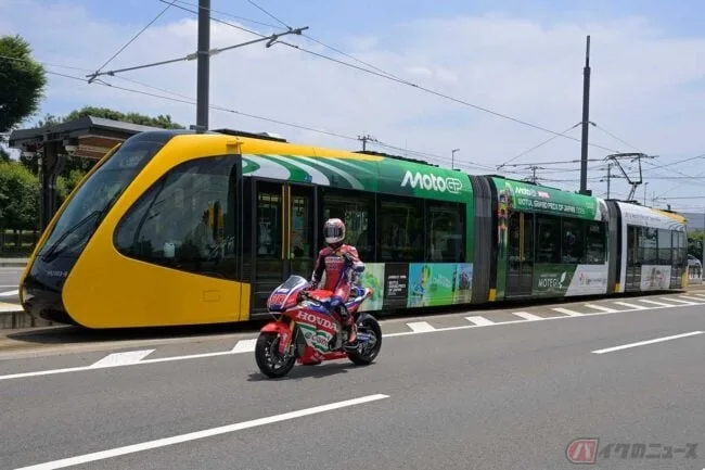 中上貴晶が路面電車とバトル！宇都宮LRT×RC213VSの衝撃並走